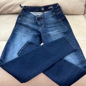 Jegging jeans size 7. Tight fitting, Straight leg.